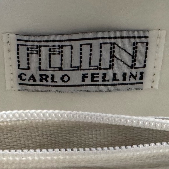 Elegant Cream Pleated Clutch - Picture 4 of 7